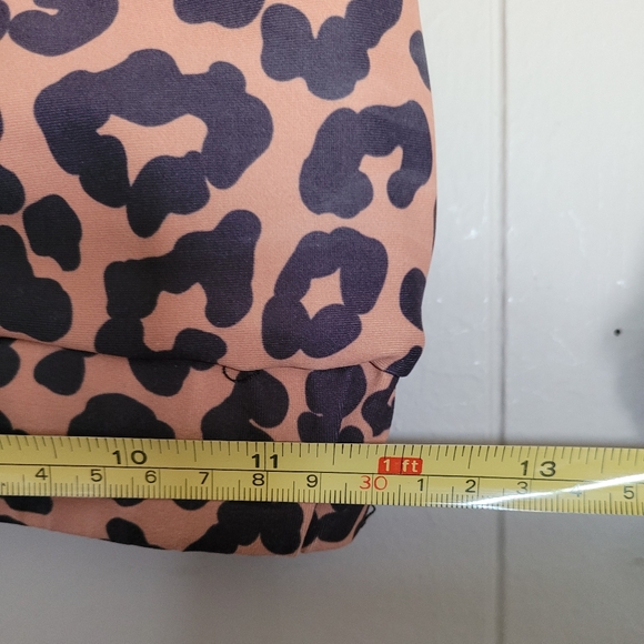 EUC Beach Riot Twist Top Sports Bra Leopard, matching leggings also listed - Picture 9 of 9
